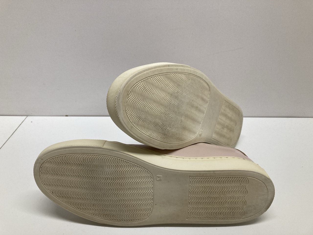 Lot 278  
            Edinburgh SR20 - Delivery Only 

                
COMMON PROJECTS ACHILLES LEATHER SNEAKERS IN LIGHT PINK LEATHER NO SIZE: LOCATION...