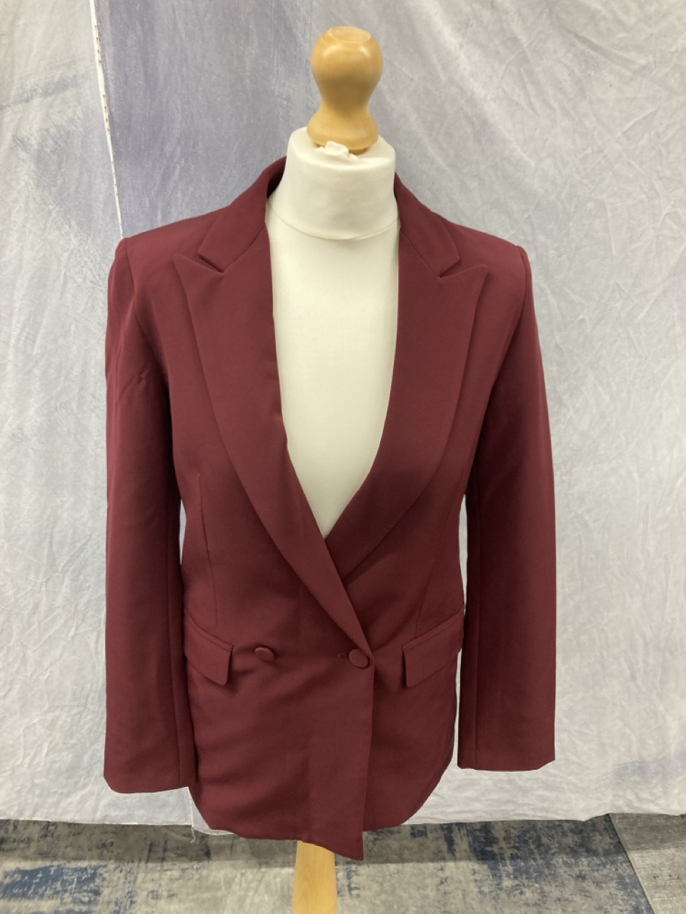 Lot 27  
            Edinburgh SR20 - Delivery Only 

                
IRIS & INK DOUBLE-BREASTED BLAZER IN PURPLE POLYESTER NO SIZE : LOCATION - RAIL 3