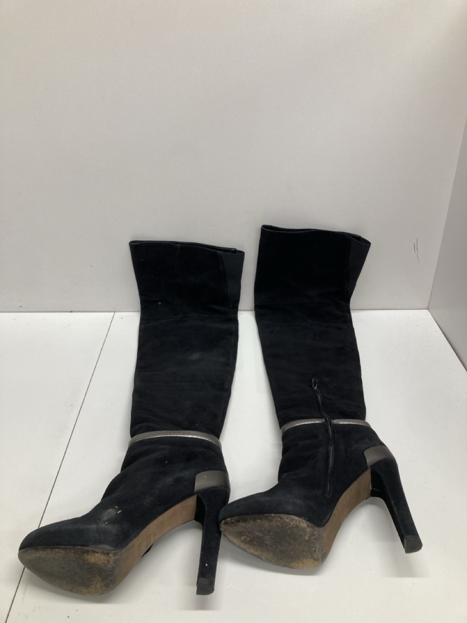 Lot 280  
            Edinburgh SR20 - Delivery Only 

                
FENDI OVER-THE-KNEE HEELED BOOTS IN BLACK SUEDE SIZE UK 3: LOCATION - TABLE 2