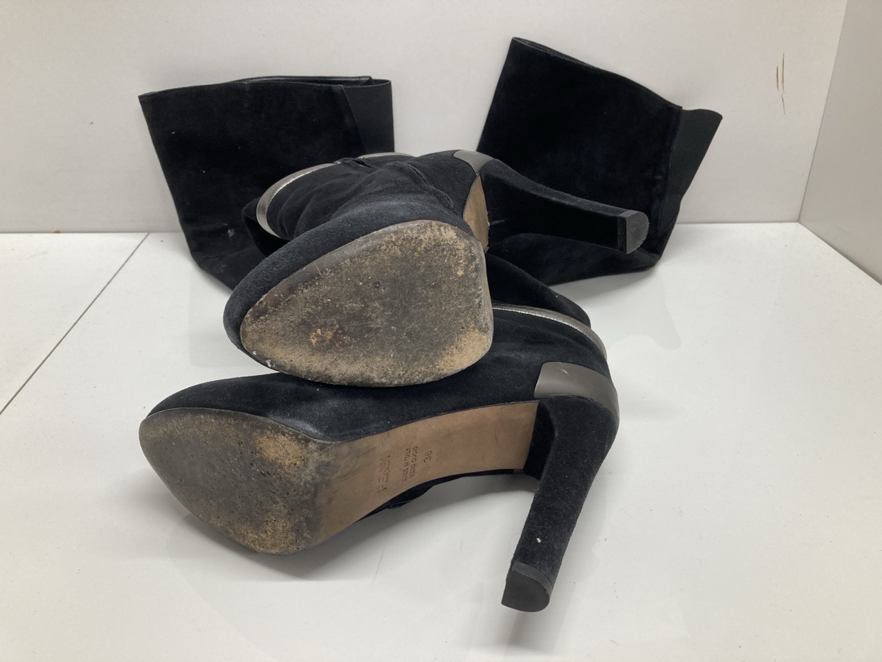Lot 280  
            Edinburgh SR20 - Delivery Only 

                
FENDI OVER-THE-KNEE HEELED BOOTS IN BLACK SUEDE SIZE UK 3: LOCATION - TABLE 2