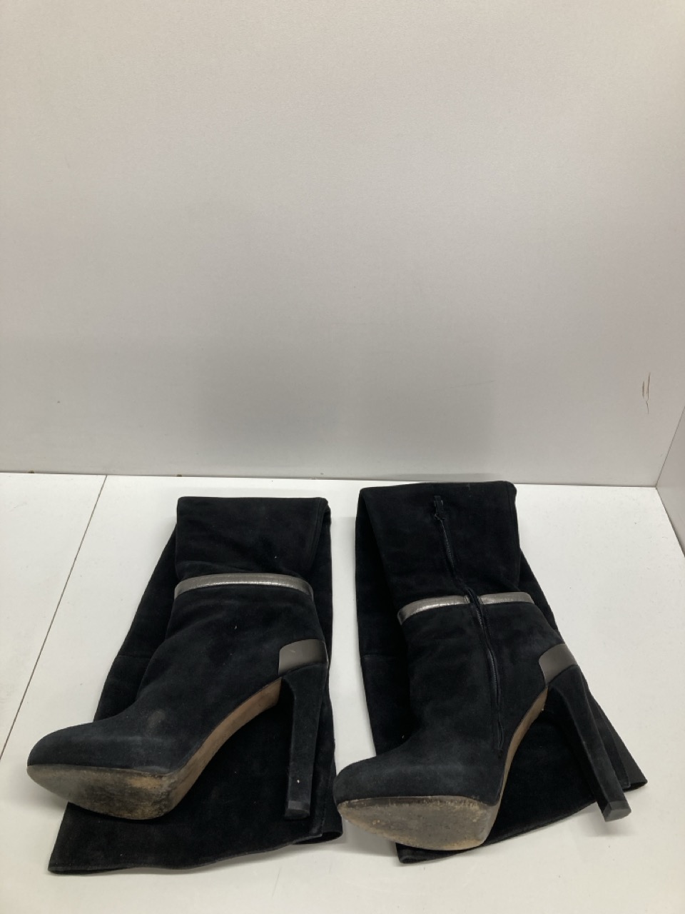 Lot 280  
            Edinburgh SR20 - Delivery Only 

                
FENDI OVER-THE-KNEE HEELED BOOTS IN BLACK SUEDE SIZE UK 3: LOCATION - TABLE 2