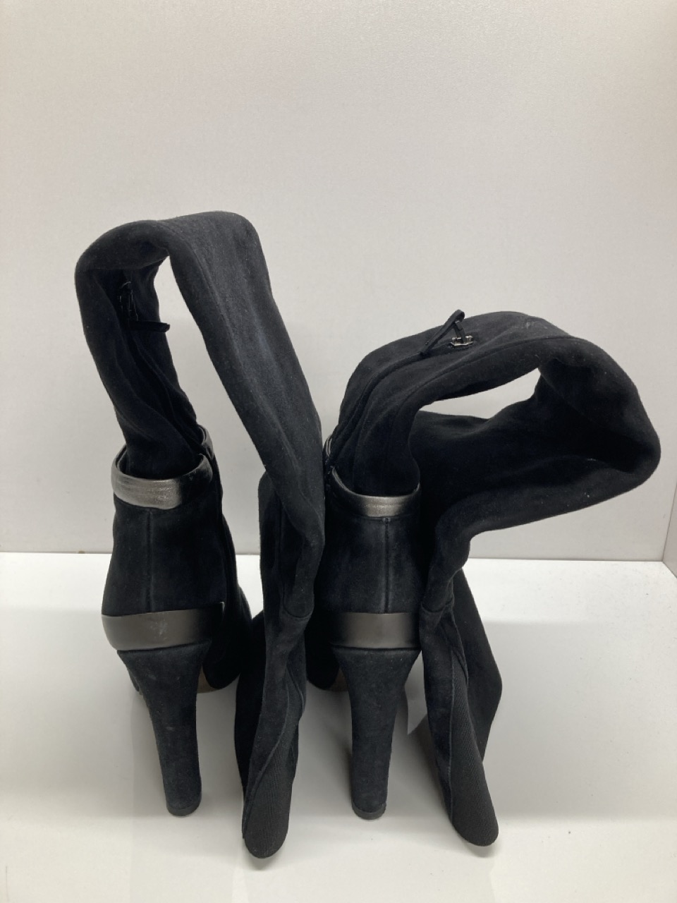Lot 280  
            Edinburgh SR20 - Delivery Only 

                
FENDI OVER-THE-KNEE HEELED BOOTS IN BLACK SUEDE SIZE UK 3: LOCATION - TABLE 2