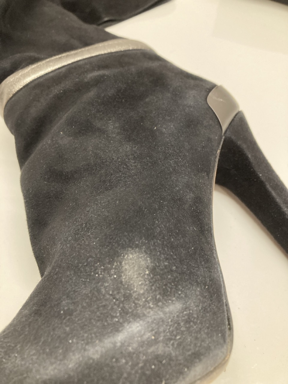 Lot 280  
            Edinburgh SR20 - Delivery Only 

                
FENDI OVER-THE-KNEE HEELED BOOTS IN BLACK SUEDE SIZE UK 3: LOCATION - TABLE 2