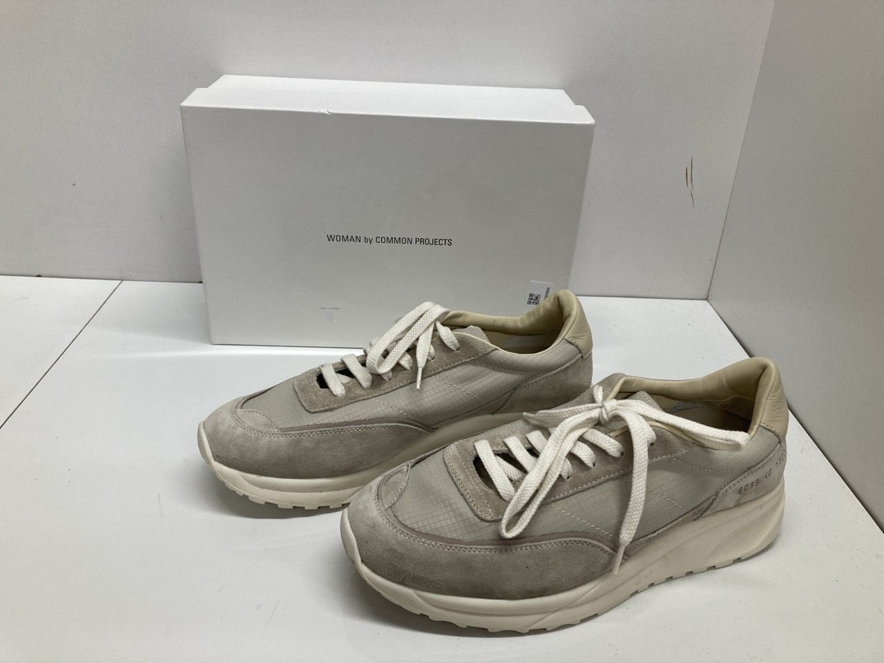 Lot 282  
            Edinburgh SR20 - Delivery Only 

                
COMMON PROJECTS TRACK 80 SNEAKERS IN GREY SUEDE SIZE UK 6.5: LOCATION - TABLE 2