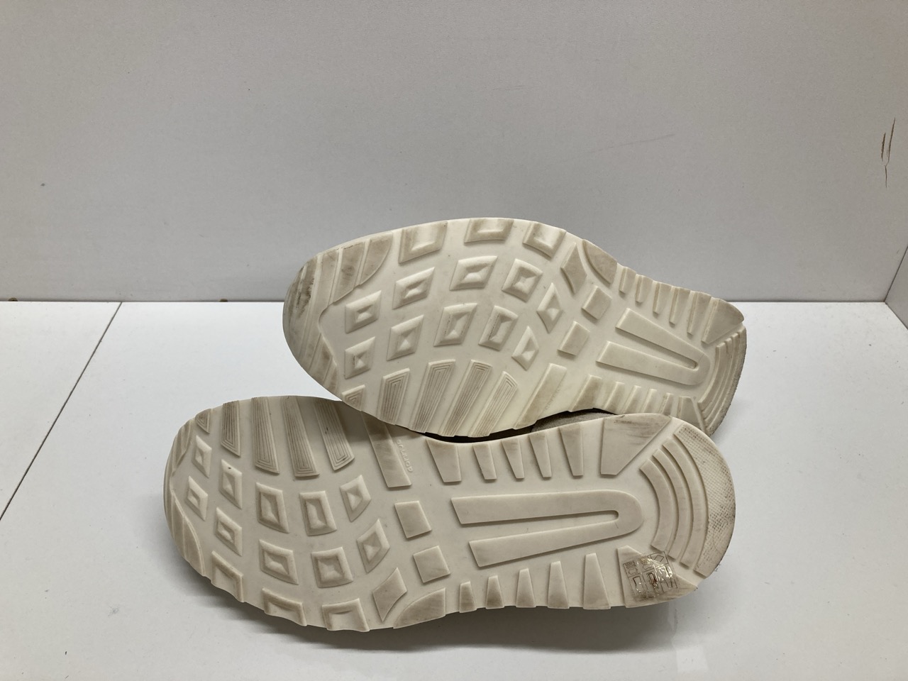 Lot 282  
            Edinburgh SR20 - Delivery Only 

                
COMMON PROJECTS TRACK 80 SNEAKERS IN GREY SUEDE SIZE UK 6.5: LOCATION - TABLE 2