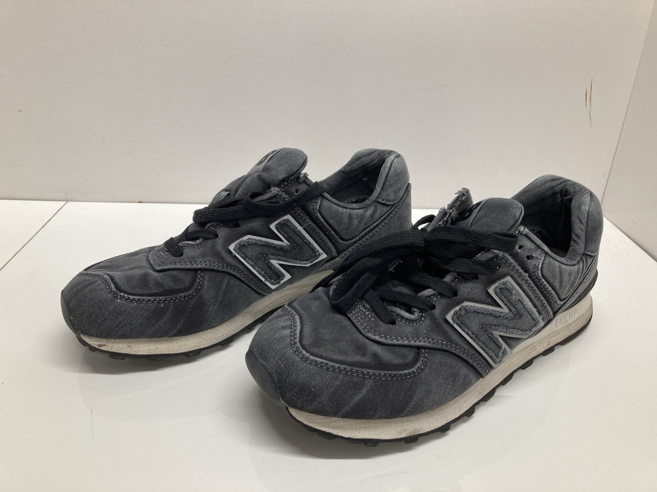 Lot 283  
            Edinburgh SR20 - Delivery Only 

                
NEW BALANCE 574 SNEAKERS IN BLACK DENIM SIZE UK 8.5: LOCATION - TABLE 2