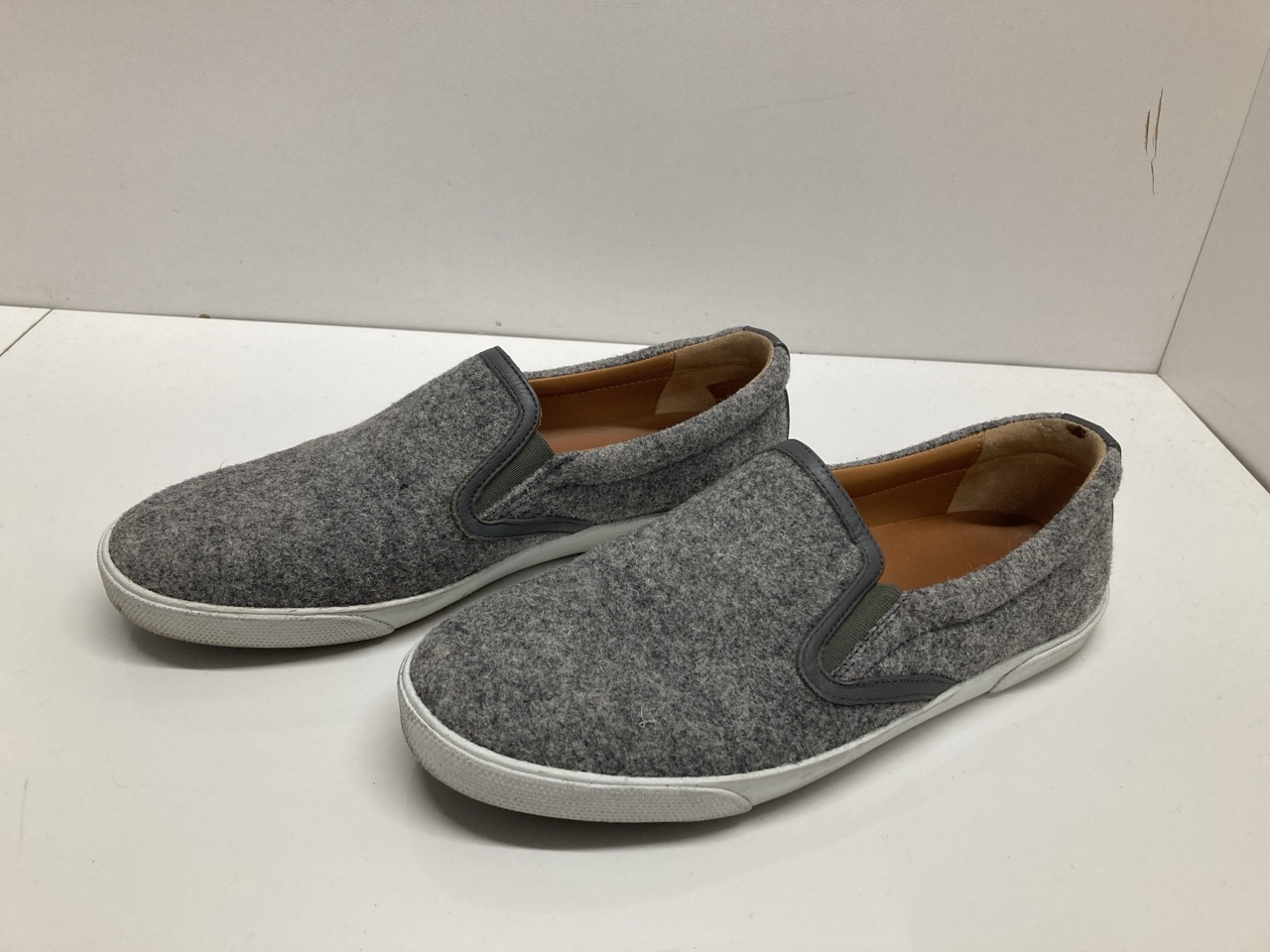 Lot 284  
            Edinburgh SR20 - Delivery Only 

                
JIMMY CHOO SLIP-ON LOAFERS IN GREY WOOL SIZE UK 5: LOCATION - TABLE 2