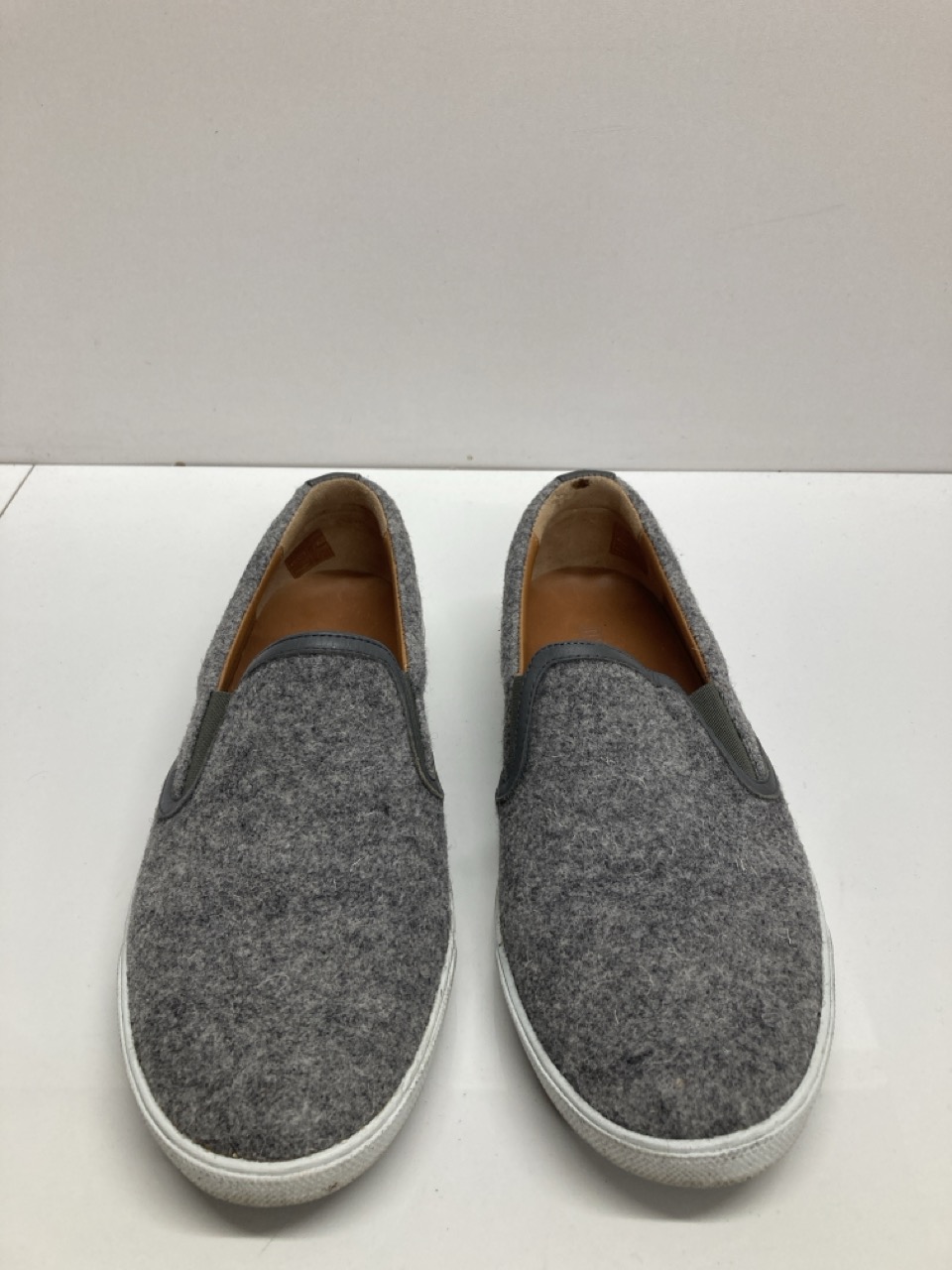 Lot 284  
            Edinburgh SR20 - Delivery Only 

                
JIMMY CHOO SLIP-ON LOAFERS IN GREY WOOL SIZE UK 5: LOCATION - TABLE 2