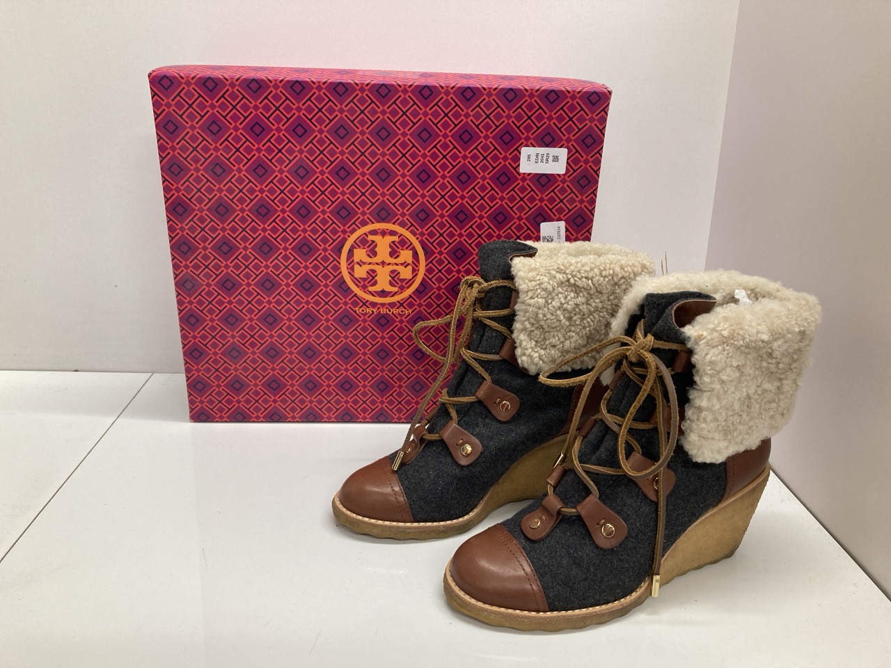 Lot 285  
            Edinburgh SR20 - Delivery Only 

                
TORY BURCH MARLEY FLANNEL WEDGE BOOTS IN BROWN LEATHER SIZE UK 7: LOCATION - TABLE 2