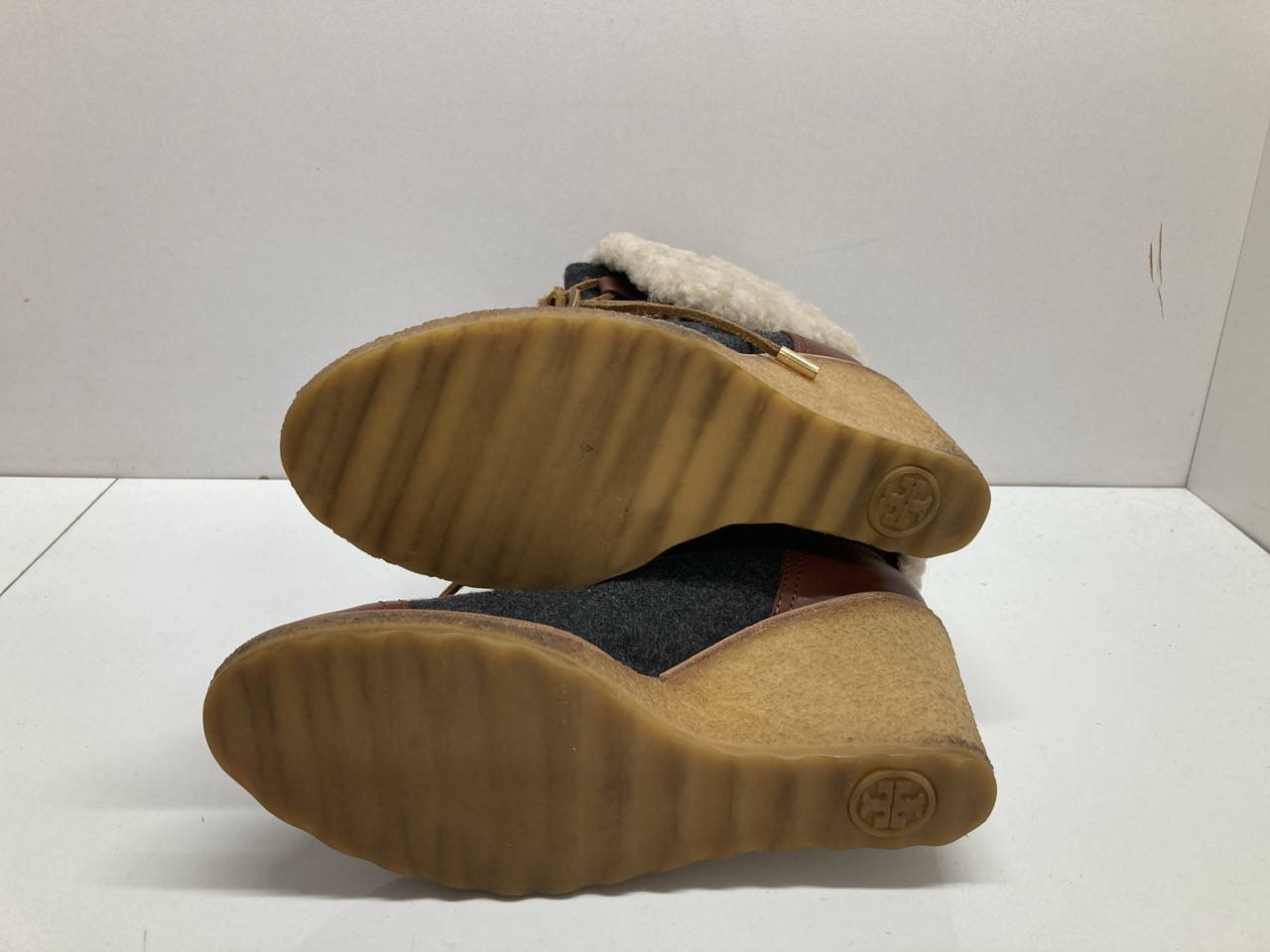 Lot 285  
            Edinburgh SR20 - Delivery Only 

                
TORY BURCH MARLEY FLANNEL WEDGE BOOTS IN BROWN LEATHER SIZE UK 7: LOCATION - TABLE 2