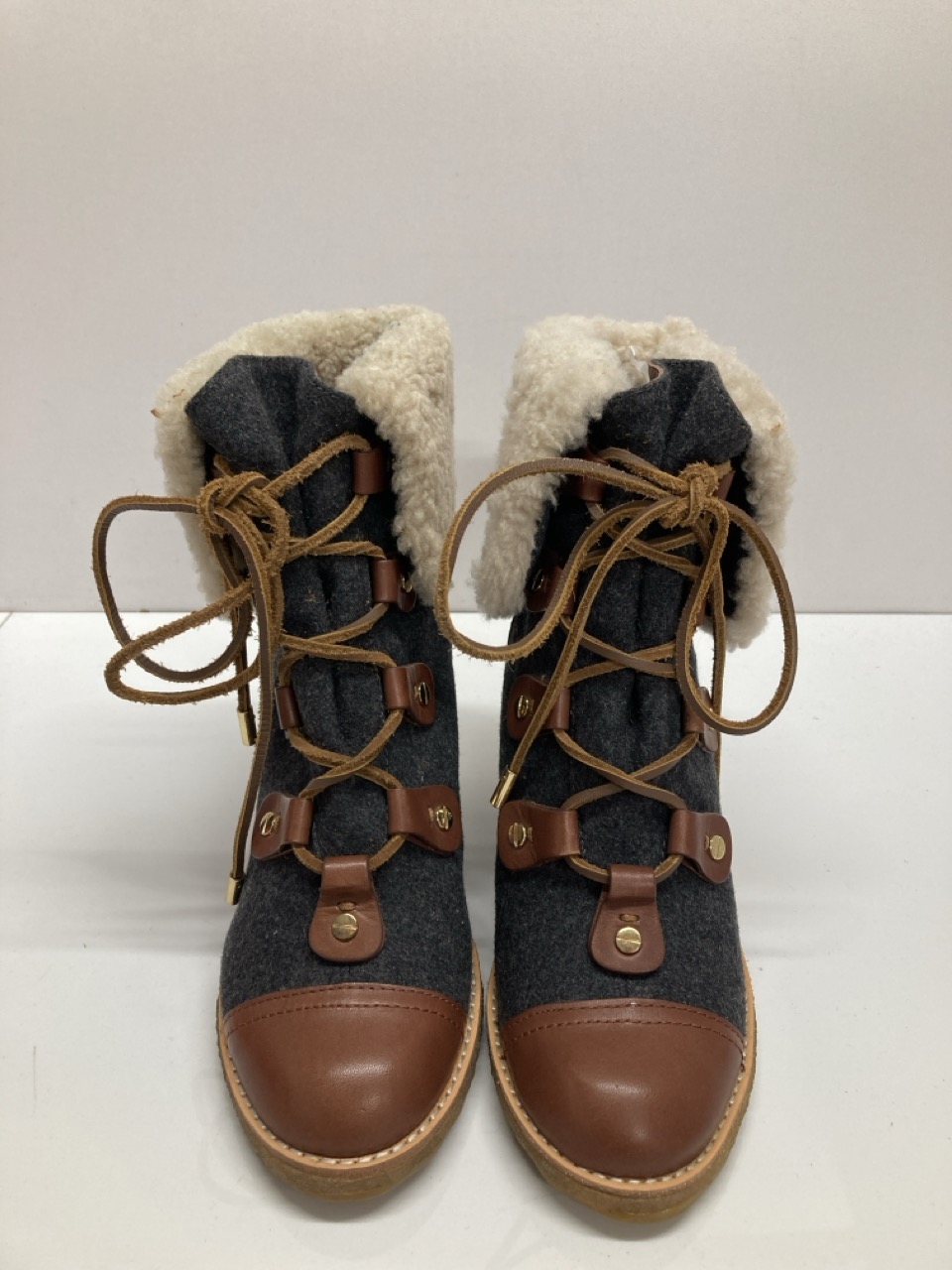 Lot 285  
            Edinburgh SR20 - Delivery Only 

                
TORY BURCH MARLEY FLANNEL WEDGE BOOTS IN BROWN LEATHER SIZE UK 7: LOCATION - TABLE 2