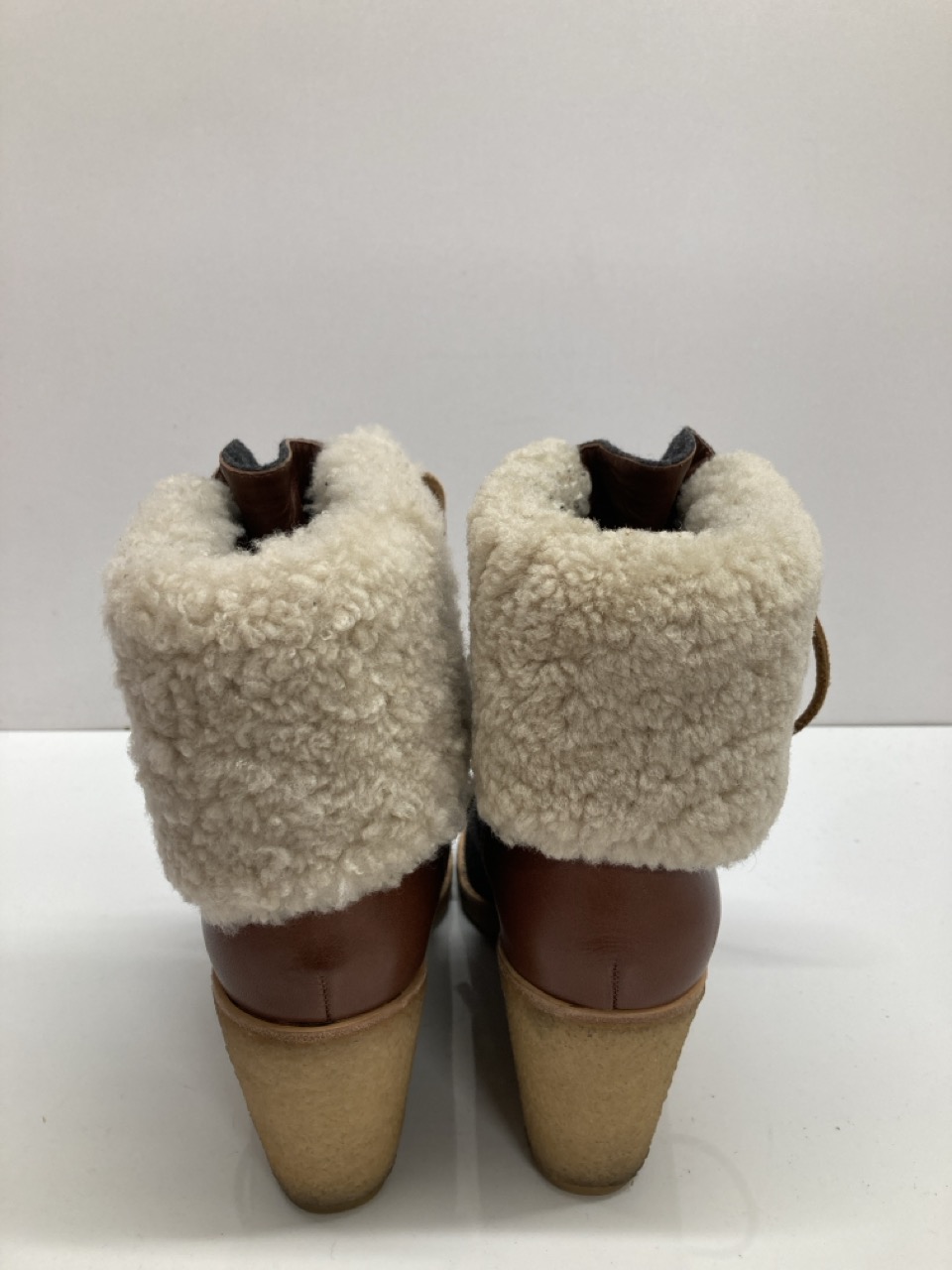 Lot 285  
            Edinburgh SR20 - Delivery Only 

                
TORY BURCH MARLEY FLANNEL WEDGE BOOTS IN BROWN LEATHER SIZE UK 7: LOCATION - TABLE 2