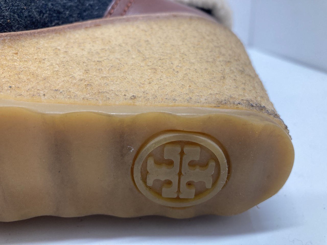 Lot 285  
            Edinburgh SR20 - Delivery Only 

                
TORY BURCH MARLEY FLANNEL WEDGE BOOTS IN BROWN LEATHER SIZE UK 7: LOCATION - TABLE 2