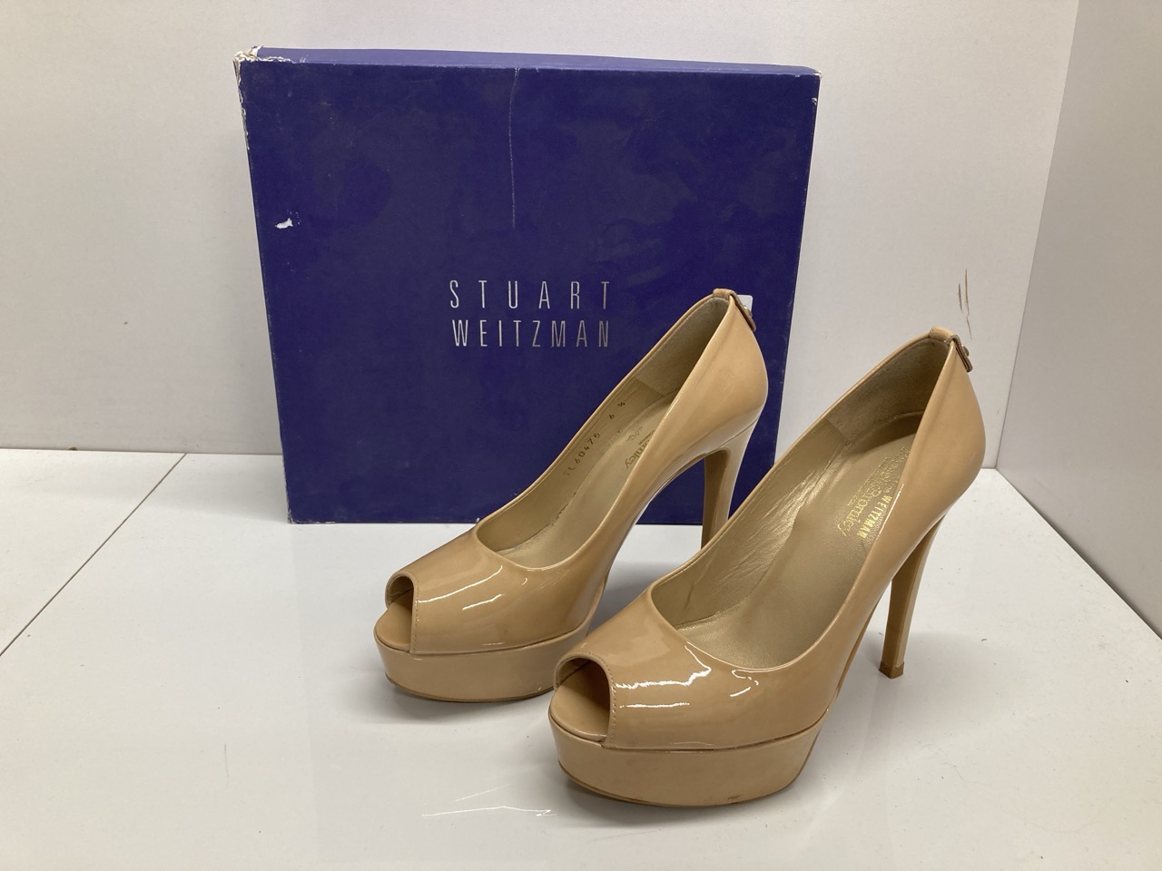 Lot 286  
            Edinburgh SR20 - Delivery Only 

                
STUART WEITZMAN PEEP-TOE PUMPS IN NUDE PATENT LEATHER NO SIZE: LOCATION - TABLE 2