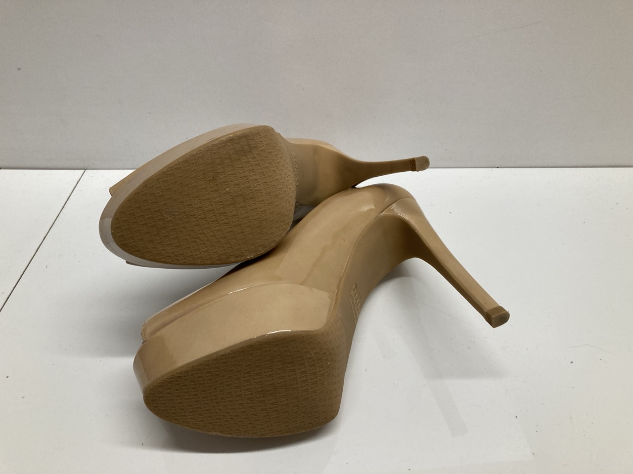Lot 286  
            Edinburgh SR20 - Delivery Only 

                
STUART WEITZMAN PEEP-TOE PUMPS IN NUDE PATENT LEATHER NO SIZE: LOCATION - TABLE 2
