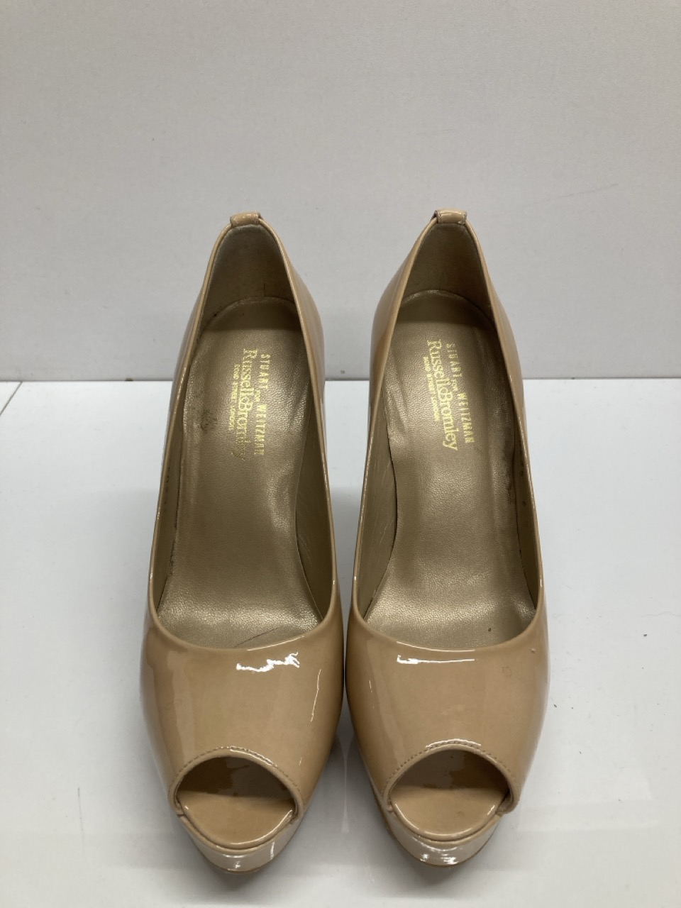 Lot 286  
            Edinburgh SR20 - Delivery Only 

                
STUART WEITZMAN PEEP-TOE PUMPS IN NUDE PATENT LEATHER NO SIZE: LOCATION - TABLE 2