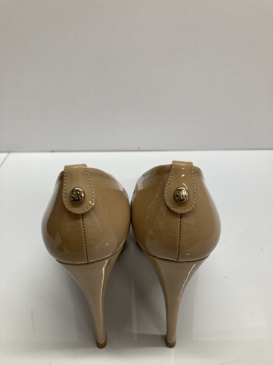 Lot 286  
            Edinburgh SR20 - Delivery Only 

                
STUART WEITZMAN PEEP-TOE PUMPS IN NUDE PATENT LEATHER NO SIZE: LOCATION - TABLE 2