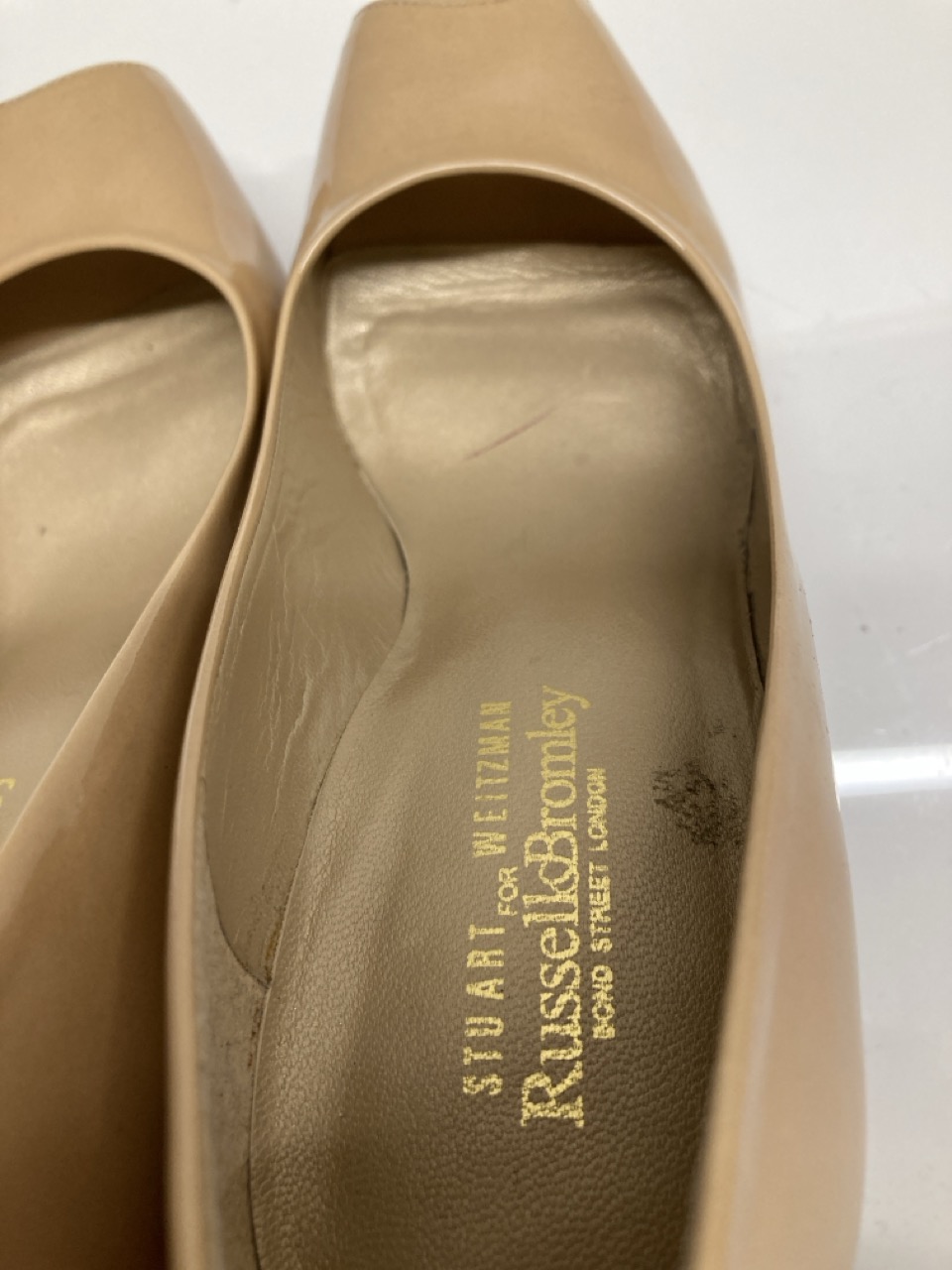 Lot 286  
            Edinburgh SR20 - Delivery Only 

                
STUART WEITZMAN PEEP-TOE PUMPS IN NUDE PATENT LEATHER NO SIZE: LOCATION - TABLE 2