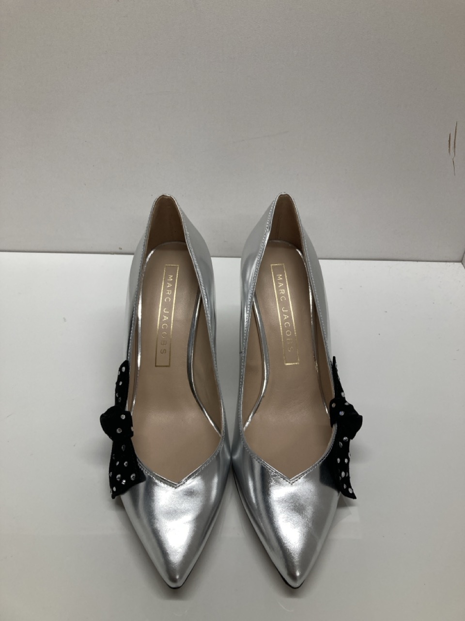 Lot 287  
            Edinburgh SR20 - Delivery Only 

                
MARC JACOBS BOW EMBELLISHED PUMPS IN METALLIC SILVER LEATHER SIZE UK 3.5: LOCATIO...