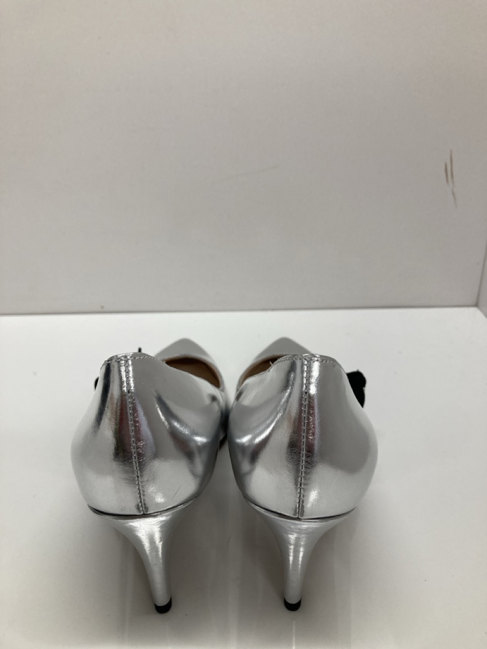Lot 287  
            Edinburgh SR20 - Delivery Only 

                
MARC JACOBS BOW EMBELLISHED PUMPS IN METALLIC SILVER LEATHER SIZE UK 3.5: LOCATIO...