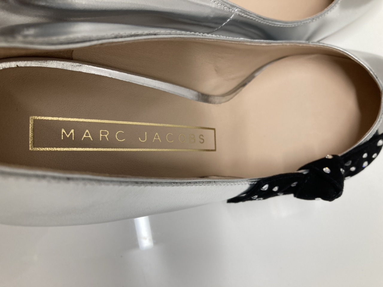 Lot 287  
            Edinburgh SR20 - Delivery Only 

                
MARC JACOBS BOW EMBELLISHED PUMPS IN METALLIC SILVER LEATHER SIZE UK 3.5: LOCATIO...
