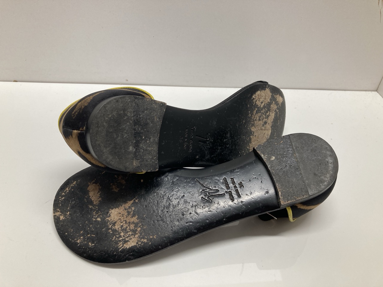 Lot 288  
            Edinburgh SR20 - Delivery Only 

                
GIUSEPPE ZANOTTI CRYSTAL-EMBELLISHED T-STRAP FLAT SANDALS IN MULTICOLOR LEATHER S...