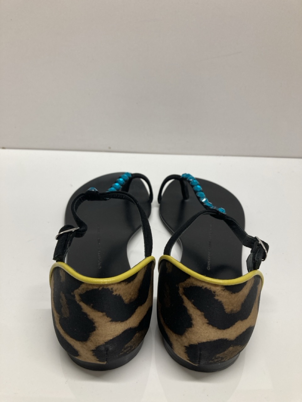 Lot 288  
            Edinburgh SR20 - Delivery Only 

                
GIUSEPPE ZANOTTI CRYSTAL-EMBELLISHED T-STRAP FLAT SANDALS IN MULTICOLOR LEATHER S...