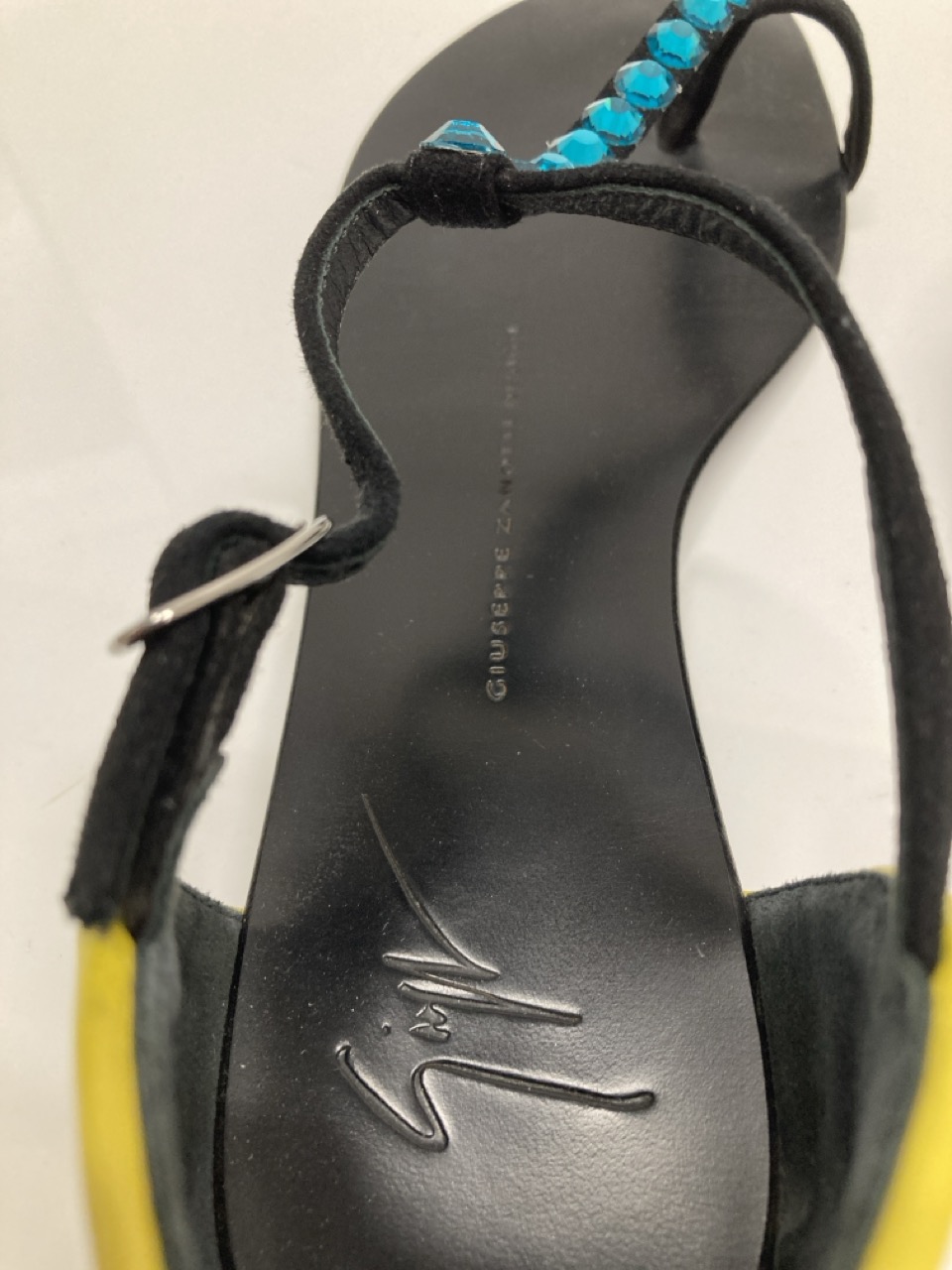 Lot 288  
            Edinburgh SR20 - Delivery Only 

                
GIUSEPPE ZANOTTI CRYSTAL-EMBELLISHED T-STRAP FLAT SANDALS IN MULTICOLOR LEATHER S...