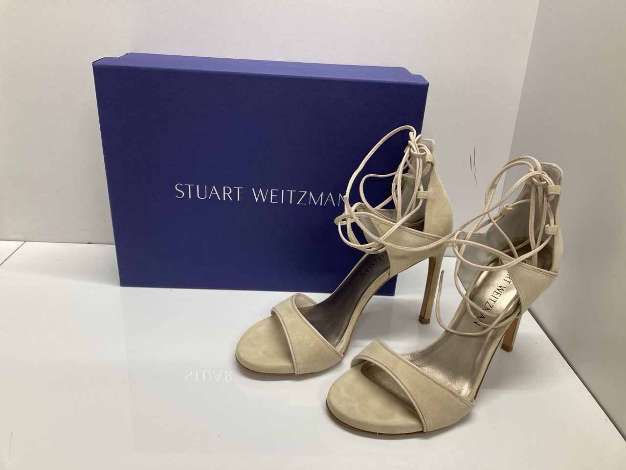 Lot 289  
            Edinburgh SR20 - Delivery Only 

                
STUART WEITZMAN BUFF SUEDE SKYDIVE SIZE UK 5: LOCATION - TABLE 2