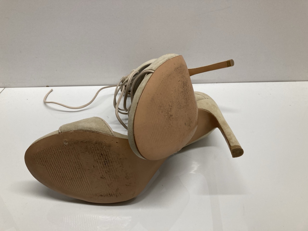 Lot 289  
            Edinburgh SR20 - Delivery Only 

                
STUART WEITZMAN BUFF SUEDE SKYDIVE SIZE UK 5: LOCATION - TABLE 2