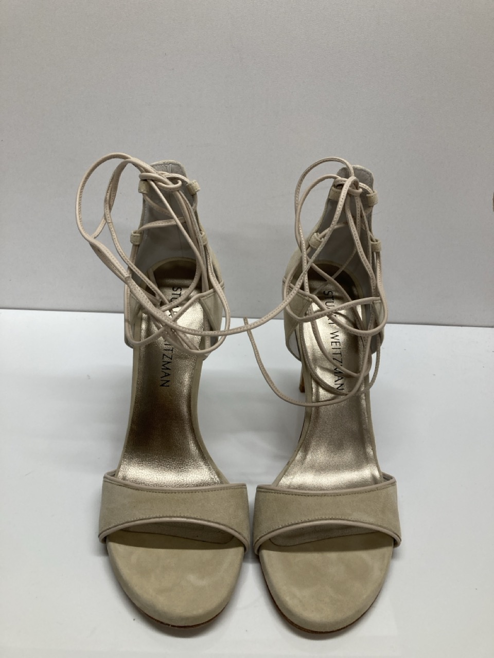 Lot 289  
            Edinburgh SR20 - Delivery Only 

                
STUART WEITZMAN BUFF SUEDE SKYDIVE SIZE UK 5: LOCATION - TABLE 2