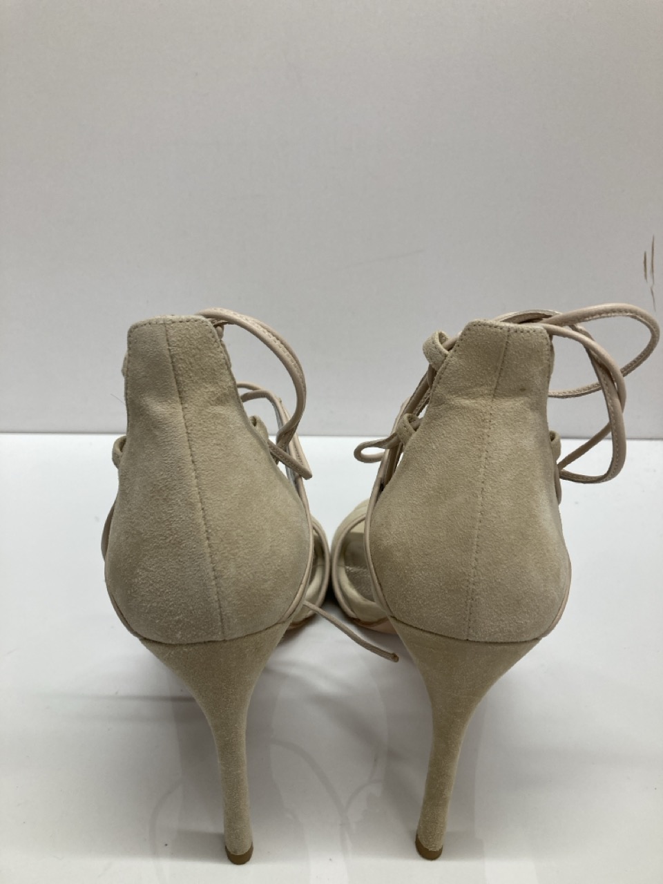 Lot 289  
            Edinburgh SR20 - Delivery Only 

                
STUART WEITZMAN BUFF SUEDE SKYDIVE SIZE UK 5: LOCATION - TABLE 2