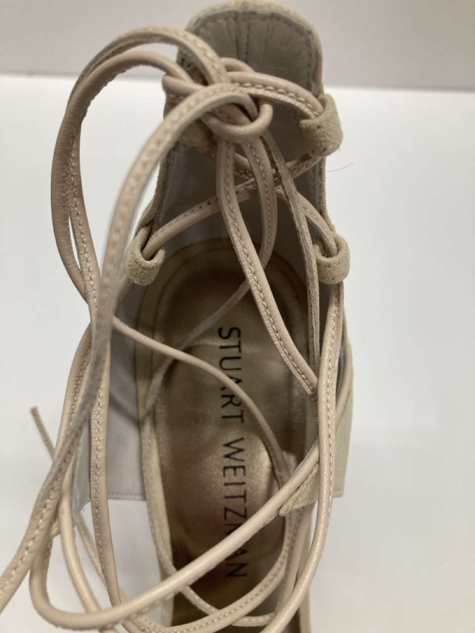 Lot 289  
            Edinburgh SR20 - Delivery Only 

                
STUART WEITZMAN BUFF SUEDE SKYDIVE SIZE UK 5: LOCATION - TABLE 2