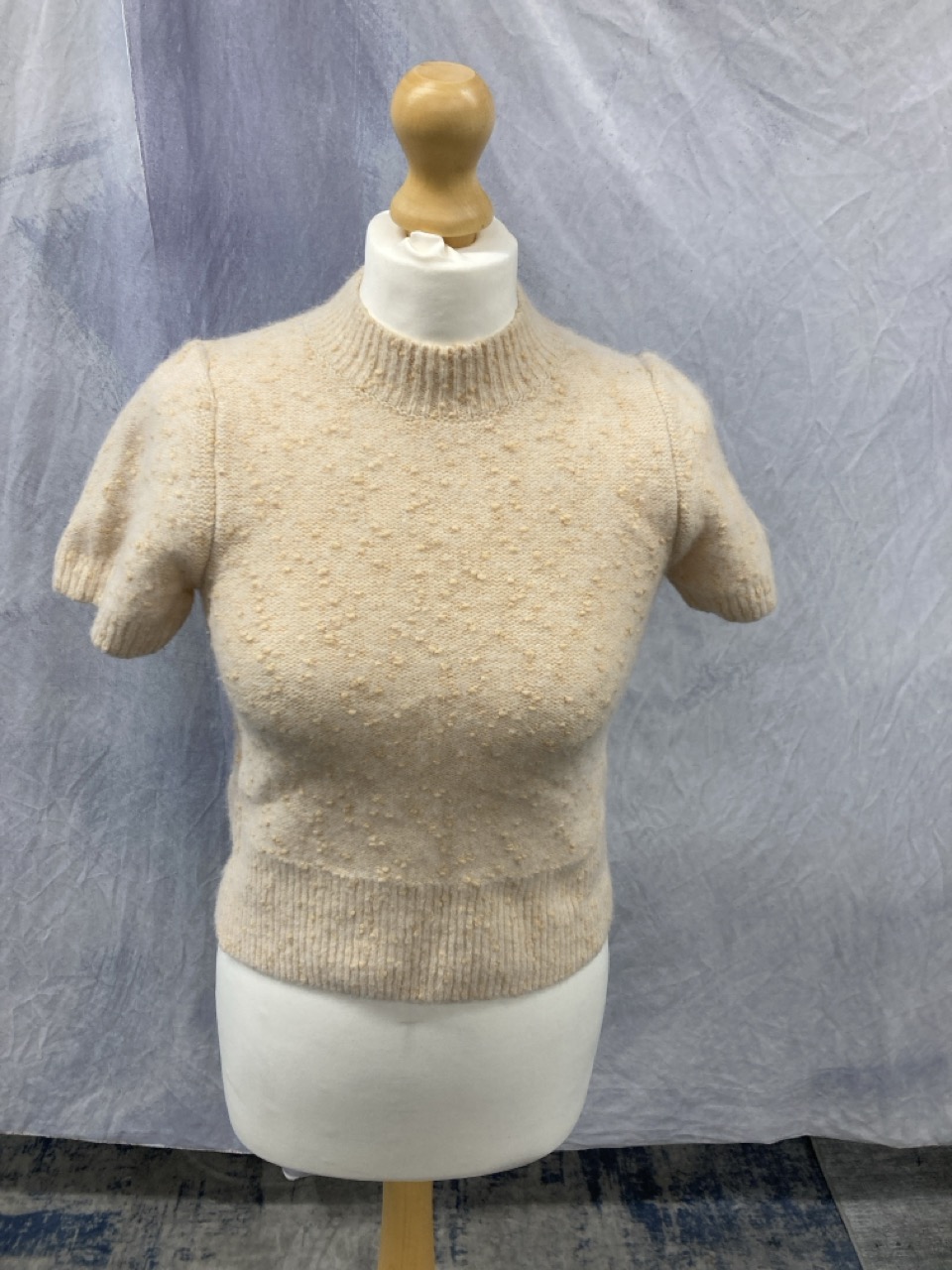 Lot 28  
            Edinburgh SR20 - Delivery Only 

                
SANDRO PARIS SHORT SLEEVE KNIT TOP IN PEACH COTTON NO SIZE : LOCATION - RAIL 3