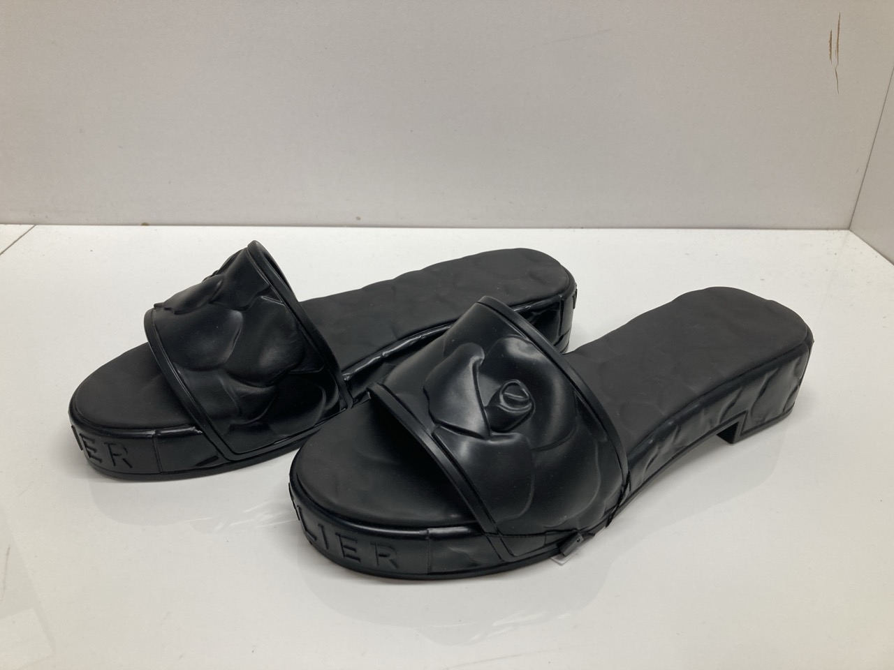 Lot 290  
            Edinburgh SR20 - Delivery Only 

                
VALENTINO GARAVANI ATELIER ROSE PLATFORM SLIP-ON SANDALS IN BLACK RUBBER SIZE UK ...