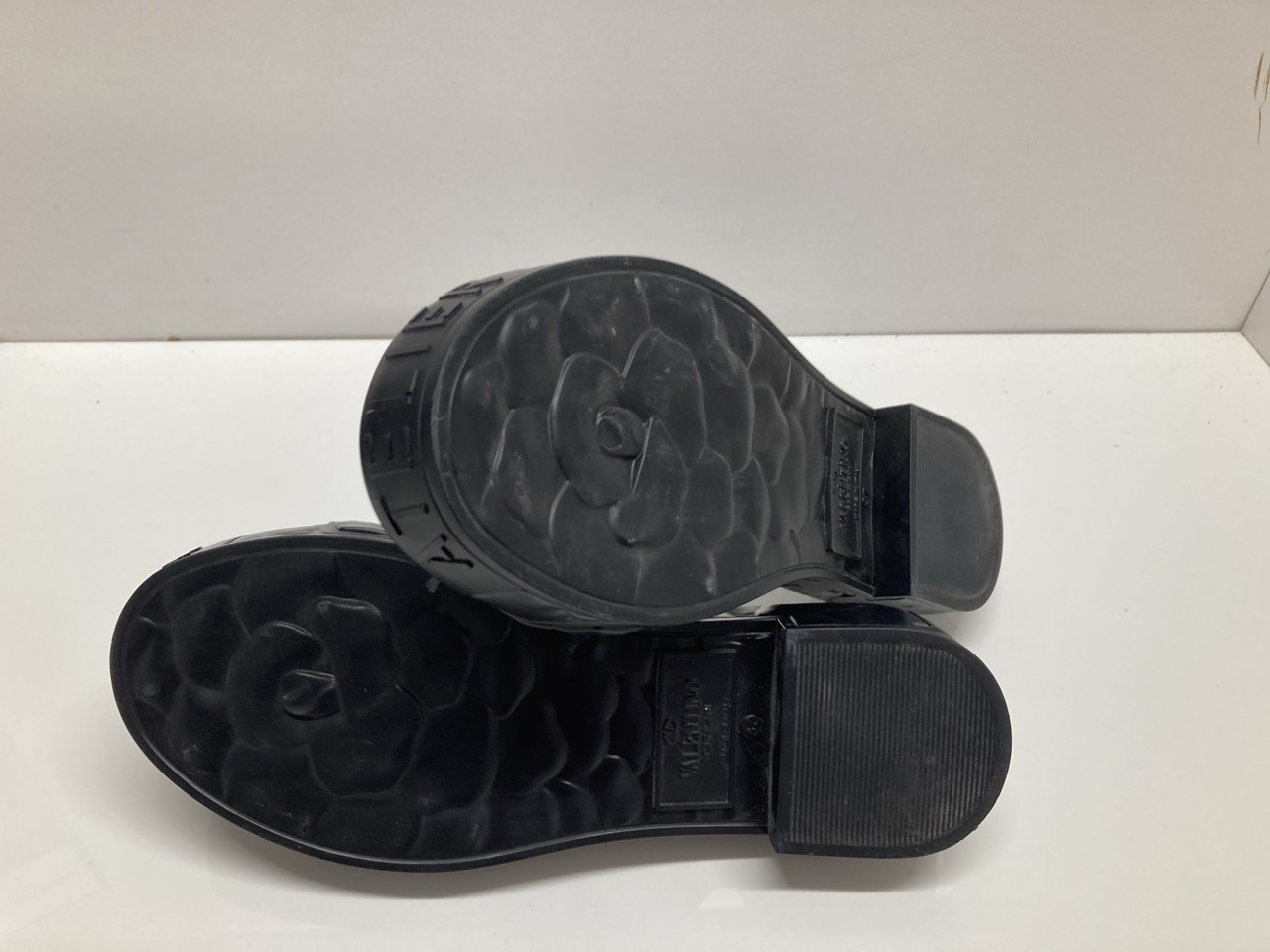 Lot 290  
            Edinburgh SR20 - Delivery Only 

                
VALENTINO GARAVANI ATELIER ROSE PLATFORM SLIP-ON SANDALS IN BLACK RUBBER SIZE UK ...