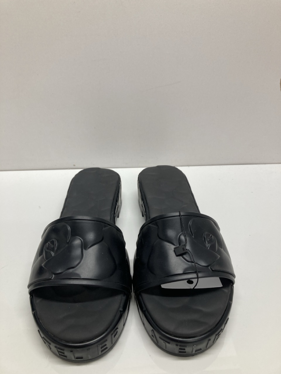 Lot 290  
            Edinburgh SR20 - Delivery Only 

                
VALENTINO GARAVANI ATELIER ROSE PLATFORM SLIP-ON SANDALS IN BLACK RUBBER SIZE UK ...