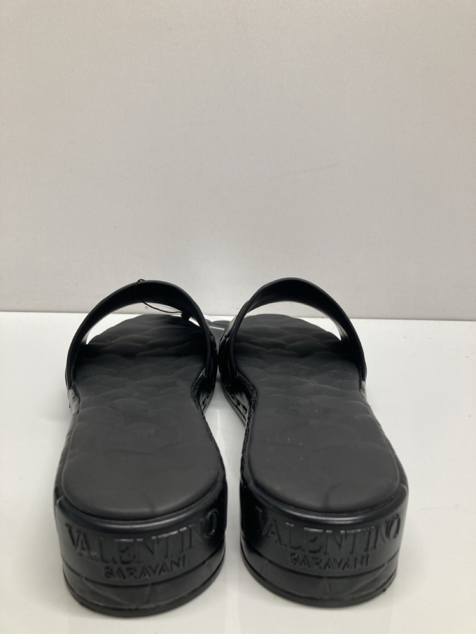 Lot 290  
            Edinburgh SR20 - Delivery Only 

                
VALENTINO GARAVANI ATELIER ROSE PLATFORM SLIP-ON SANDALS IN BLACK RUBBER SIZE UK ...
