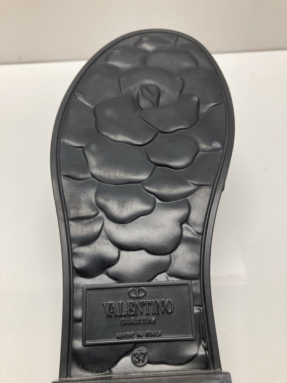 Lot 290  
            Edinburgh SR20 - Delivery Only 

                
VALENTINO GARAVANI ATELIER ROSE PLATFORM SLIP-ON SANDALS IN BLACK RUBBER SIZE UK ...