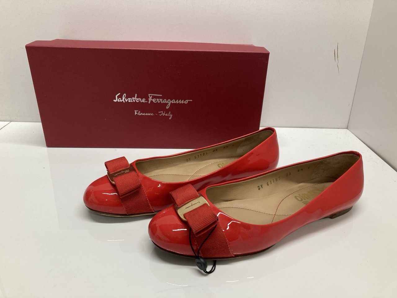 Lot 291  
            Edinburgh SR20 - Delivery Only 

                
SALVATORE FERRAGAMO VARINA PATENT LEATHER BALLET FLATS SIZE UK 6.5: LOCATION - TA...
