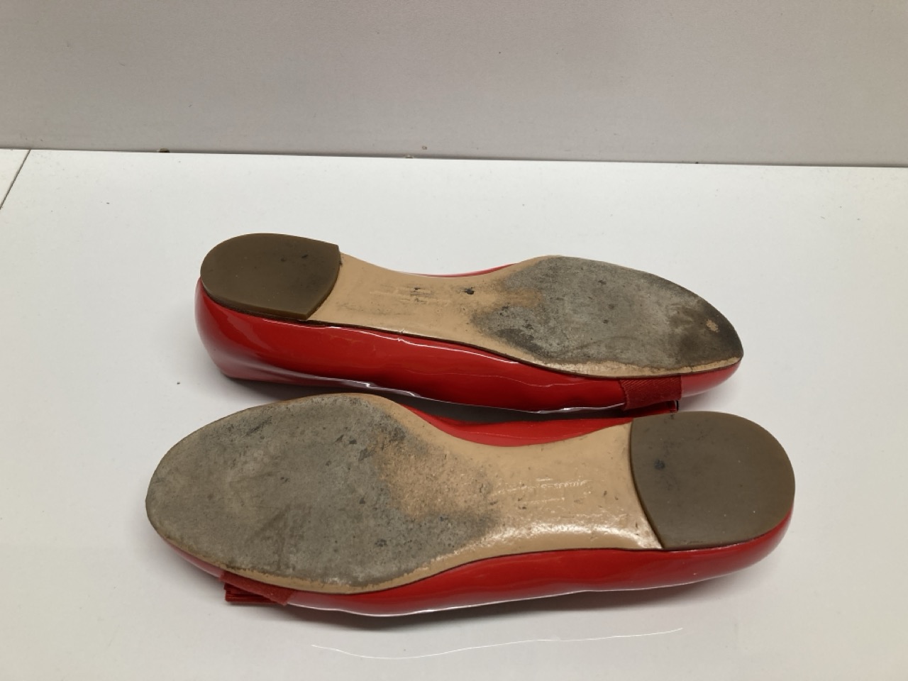 Lot 291  
            Edinburgh SR20 - Delivery Only 

                
SALVATORE FERRAGAMO VARINA PATENT LEATHER BALLET FLATS SIZE UK 6.5: LOCATION - TA...