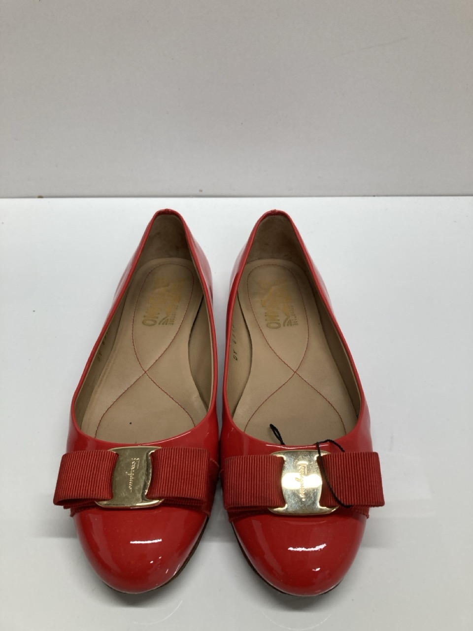 Lot 291  
            Edinburgh SR20 - Delivery Only 

                
SALVATORE FERRAGAMO VARINA PATENT LEATHER BALLET FLATS SIZE UK 6.5: LOCATION - TA...