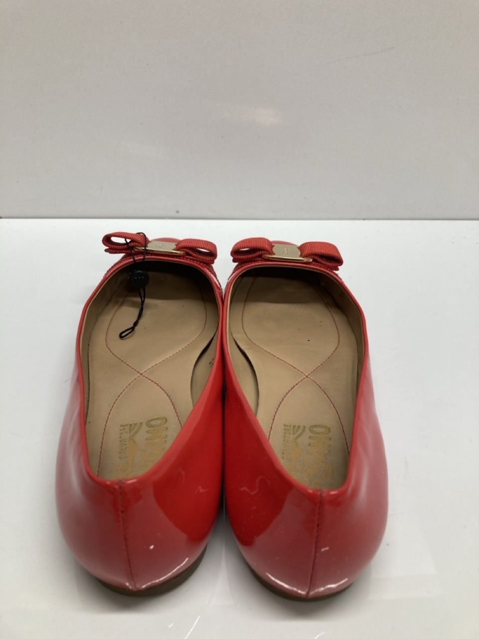 Lot 291  
            Edinburgh SR20 - Delivery Only 

                
SALVATORE FERRAGAMO VARINA PATENT LEATHER BALLET FLATS SIZE UK 6.5: LOCATION - TA...
