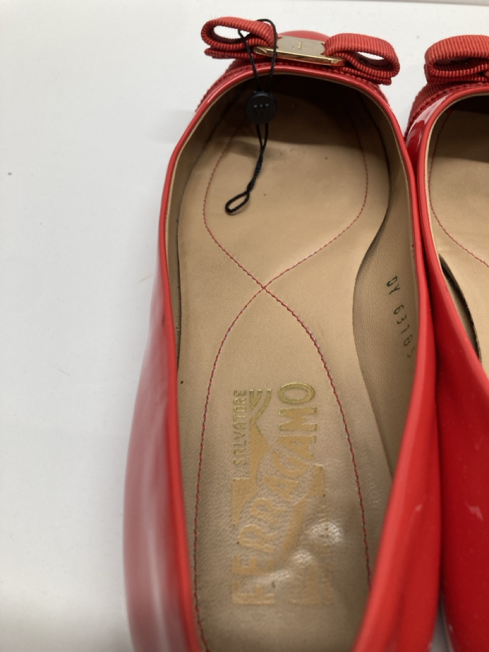 Lot 291  
            Edinburgh SR20 - Delivery Only 

                
SALVATORE FERRAGAMO VARINA PATENT LEATHER BALLET FLATS SIZE UK 6.5: LOCATION - TA...