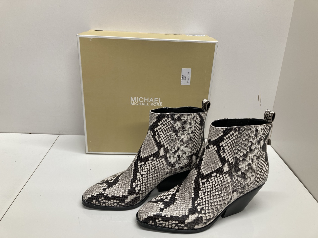 Lot 293  
            Edinburgh SR20 - Delivery Only 

                
MICHAEL MICHAEL KORS SINCLAIR ANKLE BOOTS IN ANIMAL PRINT LEATHER SIZE UK 5: LOCA...