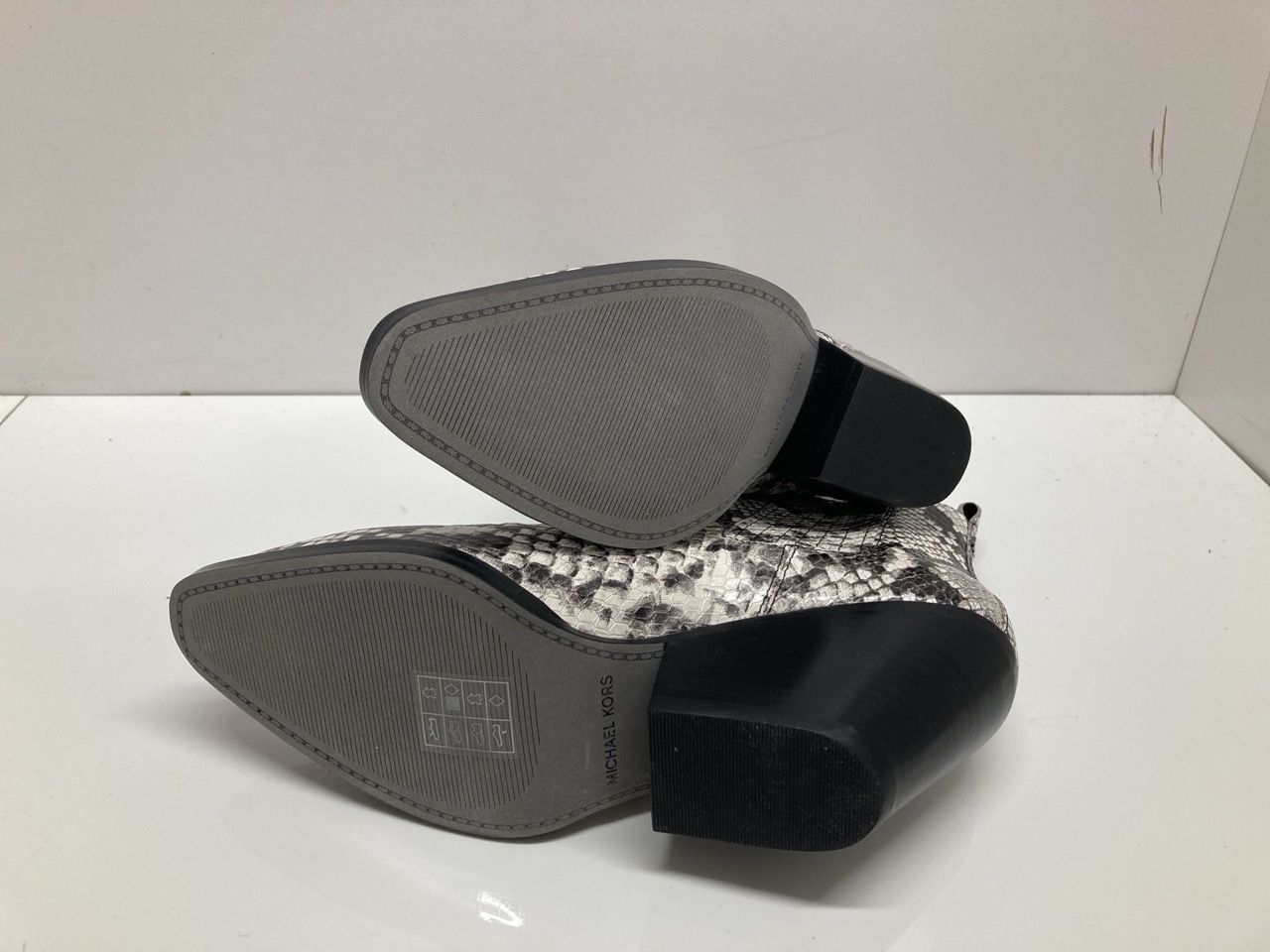 Lot 293  
            Edinburgh SR20 - Delivery Only 

                
MICHAEL MICHAEL KORS SINCLAIR ANKLE BOOTS IN ANIMAL PRINT LEATHER SIZE UK 5: LOCA...