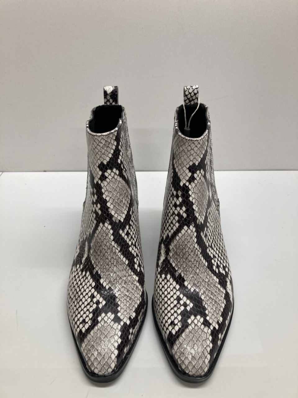 Lot 293  
            Edinburgh SR20 - Delivery Only 

                
MICHAEL MICHAEL KORS SINCLAIR ANKLE BOOTS IN ANIMAL PRINT LEATHER SIZE UK 5: LOCA...
