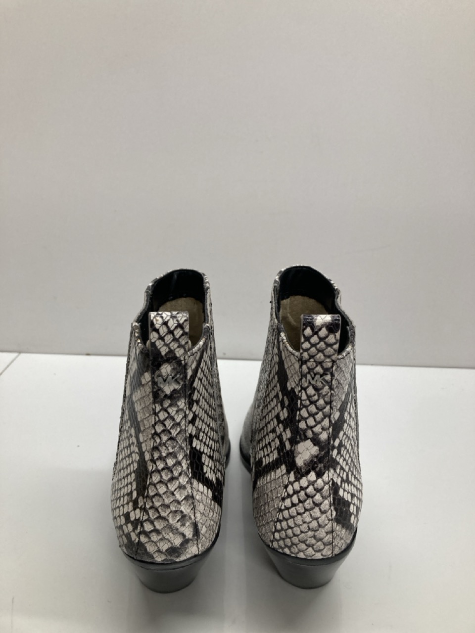 Lot 293  
            Edinburgh SR20 - Delivery Only 

                
MICHAEL MICHAEL KORS SINCLAIR ANKLE BOOTS IN ANIMAL PRINT LEATHER SIZE UK 5: LOCA...