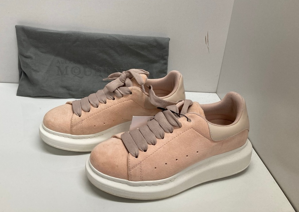 Lot 294  
            Edinburgh SR20 - Delivery Only 

                
ALEXANDER MCQUEEN OVERSIZED SNEAKERS IN PINK SUEDE NO SIZE: LOCATION - TABLE 2