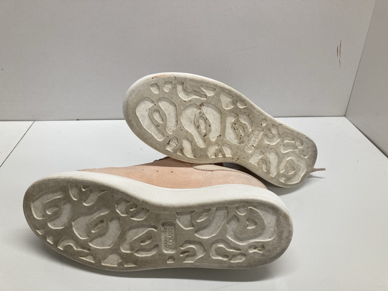 Lot 294  
            Edinburgh SR20 - Delivery Only 

                
ALEXANDER MCQUEEN OVERSIZED SNEAKERS IN PINK SUEDE NO SIZE: LOCATION - TABLE 2